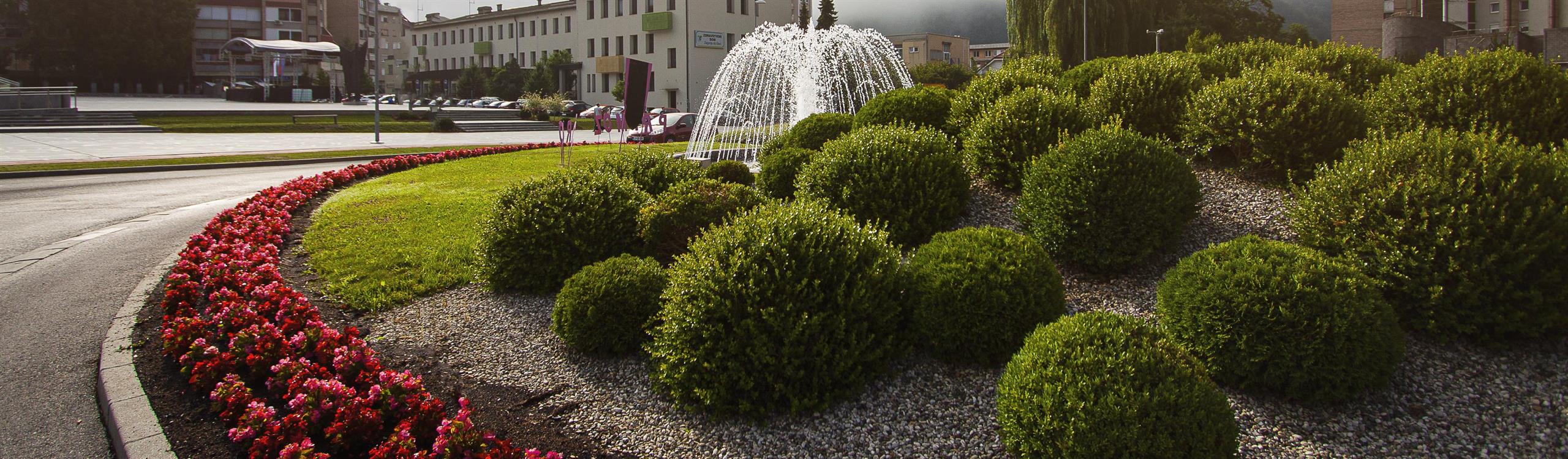 Pogled na center mesta z rondojem in Zdravstvenim domom Zagorje