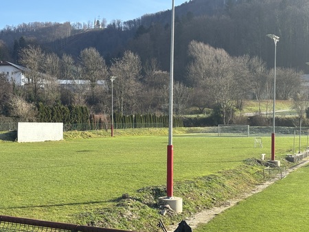 Občina uspešna na razpisu za položitev umetne trave