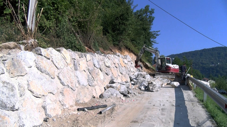 Gradnja podporne konstrukcije na Pečarjevi ulici