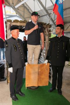 Perkmandelc je povabil v svojo deželo