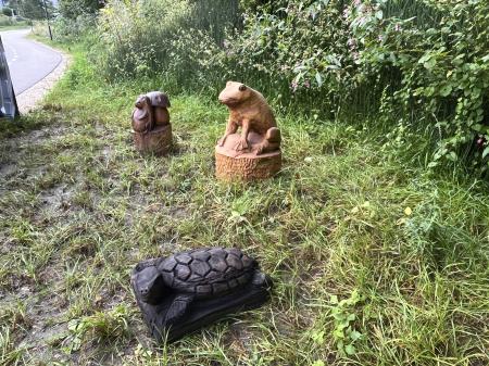 Na prvi šolski dan je Občina Zagorje ob Savi na urejeno mokrišče na Izlakah, ki predstavlja učni poligon za učilnico v naravi, postavila lesene skulpture živali, ki jih je podaril Jože Smrkolj. 