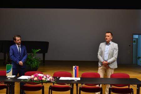 Podpis pogodbe med Kemijskim inštitutom in podjetjem Skitti