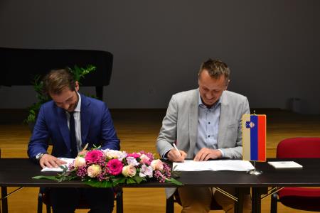 Podpis pogodbe med Kemijskim inštitutom in podjetjem Skitti