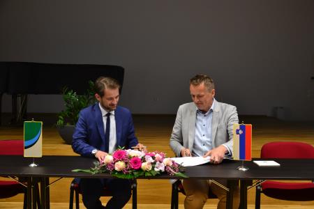 Podpis pogodbe med Kemijskim inštitutom in podjetjem Skitti