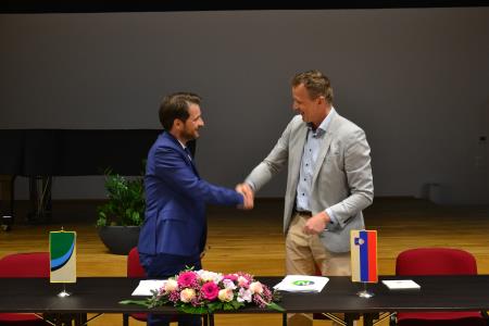 Podpis pogodbe med Kemijskim inštitutom in podjetjem Skitti