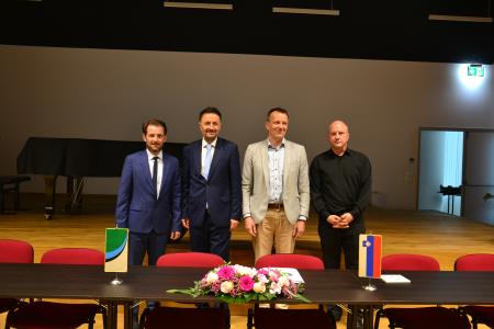 Podpis pogodbe med Kemijskim inštitutom in podjetjem Skitti