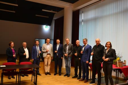 Podpis pogodbe med Kemijskim inštitutom in podjetjem Skitti