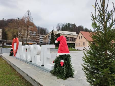 Škratkov kotiček na tržnici in božična pravljica na ploščadi