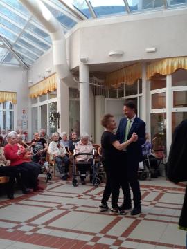 Župan čestital ženskam v Domu starejših Polde Eberl Jamski