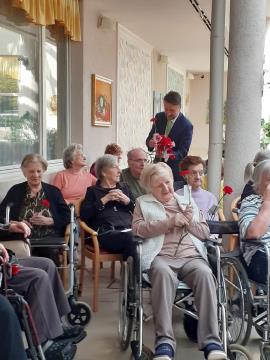Župan čestital ženskam v Domu starejših Polde Eberl Jamski