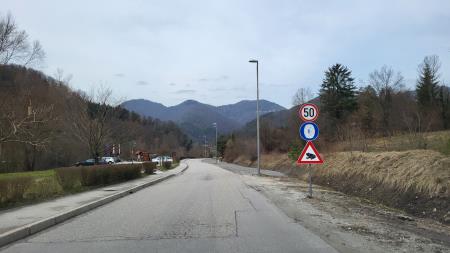 Prometni znak, ki voznike opozarja, da so na cestišču žabe. Foto: Boris Grošelj