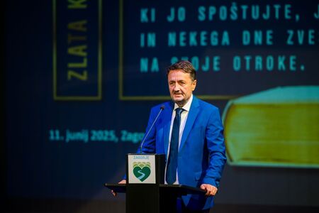Vpis najboljših učencev in dijakov v zlato knjigo