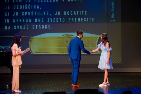 Vpis najboljših učencev in dijakov v zlato knjigo