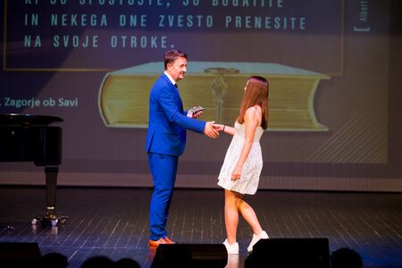 Vpis najboljših učencev in dijakov v zlato knjigo