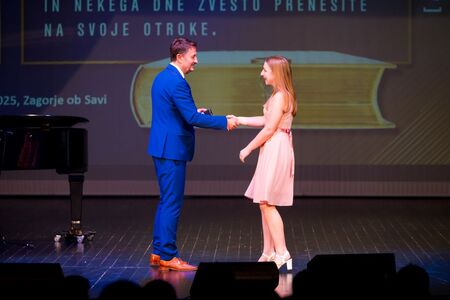 Vpis najboljših učencev in dijakov v zlato knjigo