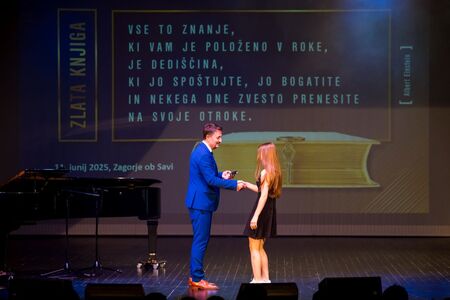 Vpis najboljših učencev in dijakov v zlato knjigo