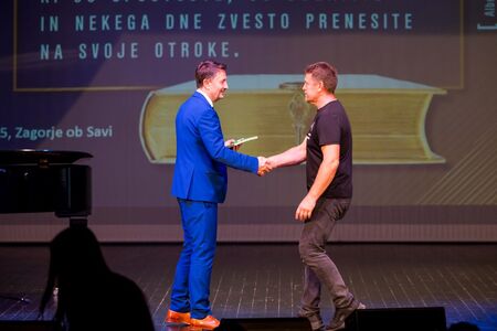 Vpis najboljših učencev in dijakov v zlato knjigo
