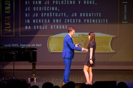 Vpis najboljših učencev in dijakov v zlato knjigo