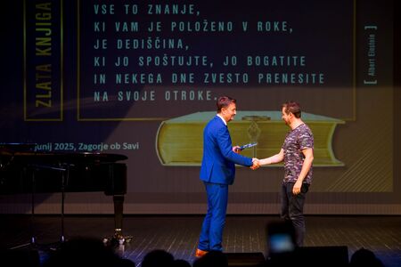 Vpis najboljših učencev in dijakov v zlato knjigo