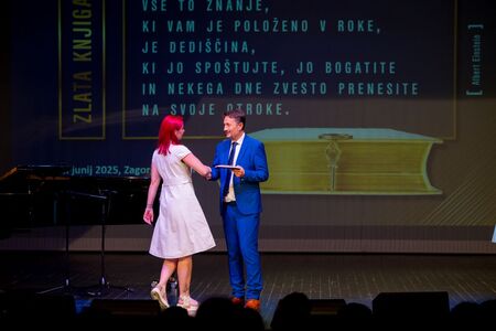 Vpis najboljših učencev in dijakov v zlato knjigo