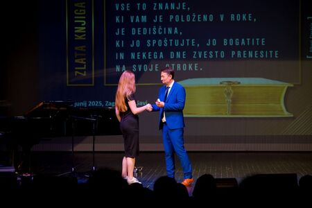 Vpis najboljših učencev in dijakov v zlato knjigo