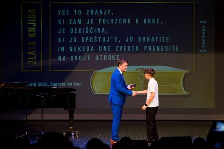 Vpis najboljših učencev in dijakov v zlato knjigo