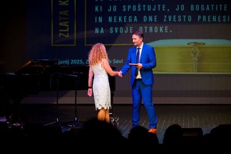 Vpis najboljših učencev in dijakov v zlato knjigo