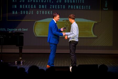 Vpis najboljših učencev in dijakov v zlato knjigo