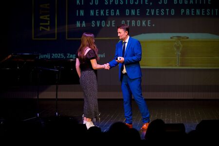 Vpis najboljših učencev in dijakov v zlato knjigo