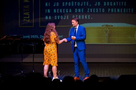 Vpis najboljših učencev in dijakov v zlato knjigo