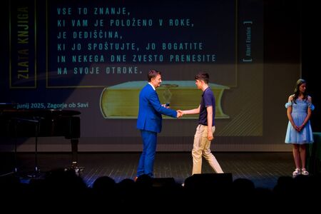 Vpis najboljših učencev in dijakov v zlato knjigo