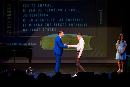 Vpis najboljših učencev in dijakov v zlato knjigo