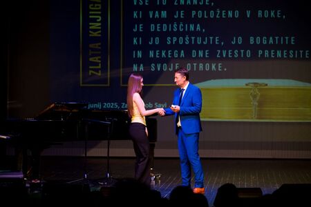 Vpis najboljših učencev in dijakov v zlato knjigo