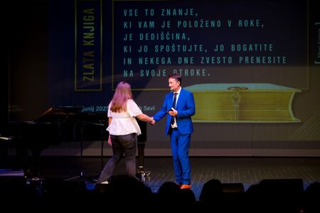Vpis najboljših učencev in dijakov v zlato knjigo