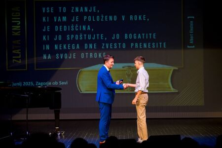 Vpis najboljših učencev in dijakov v zlato knjigo