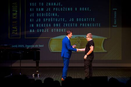 Vpis najboljših učencev in dijakov v zlato knjigo