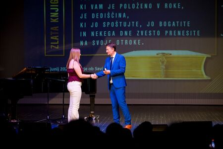 Vpis najboljših učencev in dijakov v zlato knjigo