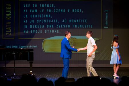 Vpis najboljših učencev in dijakov v zlato knjigo