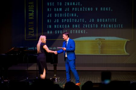 Vpis najboljših učencev in dijakov v zlato knjigo