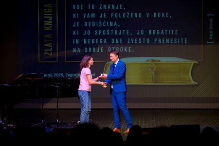 Vpis najboljših učencev in dijakov v zlato knjigo