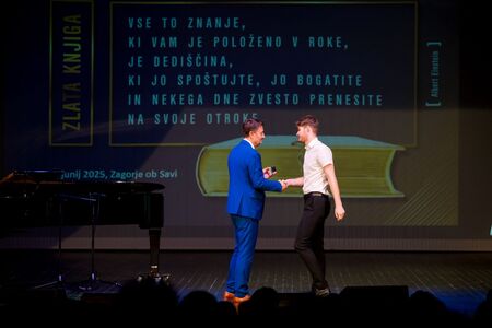 Vpis najboljših učencev in dijakov v zlato knjigo