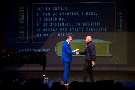Vpis najboljših učencev in dijakov v zlato knjigo