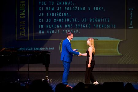Vpis najboljših učencev in dijakov v zlato knjigo
