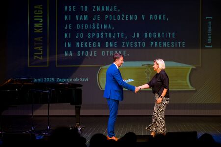 Vpis najboljših učencev in dijakov v zlato knjigo