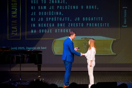 Vpis najboljših učencev in dijakov v zlato knjigo