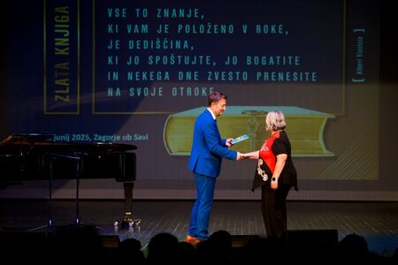Vpis najboljših učencev in dijakov v zlato knjigo