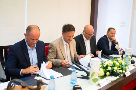 Podpis pogodbe s HSE o postavitvi sončne elektrarne