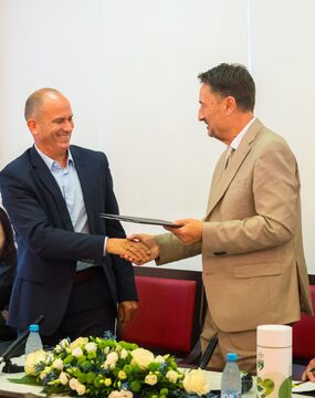 Podpis pogodbe s HSE o postavitvi sončne elektrarne