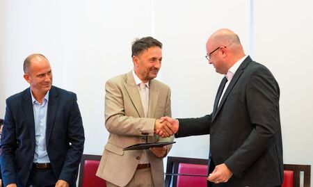 Podpis pogodbe s HSE o postavitvi sončne elektrarne
