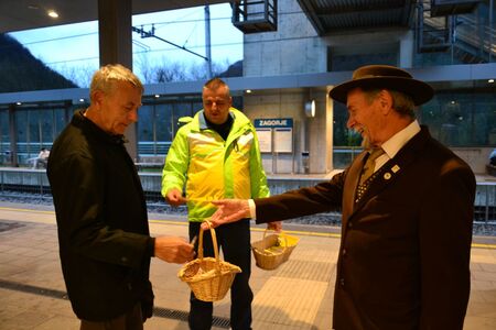 Župan s čebelarjema delil slovenski med
